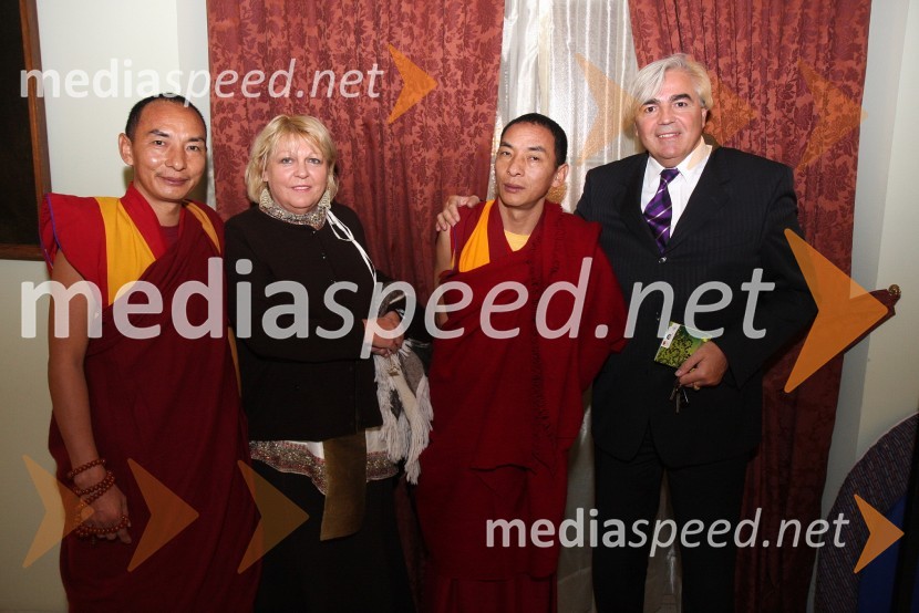 Tibetanska meniha ter Zlatko Halilovič, višji policijski svetnik in soprogaObisk Njegove svetosti XIV. Dalajlame Tenzina Gyatsa v Mariboru, prvi spremljevalni dogodek