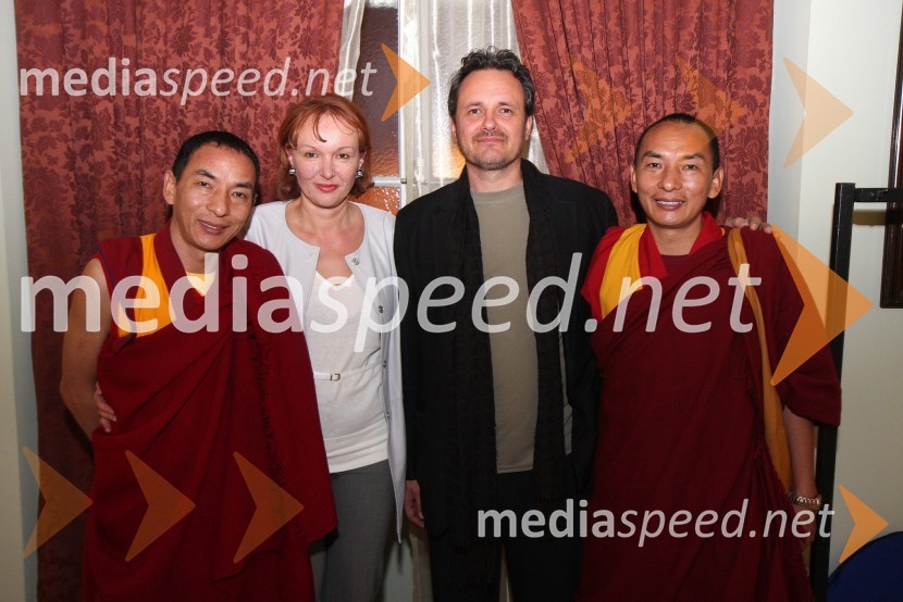 Tibetanska meniha, mag. Eva Škobalj, koordinatorka iniciativnega odbora ter predstavnica Prve gimnazije Maribor in Društva za boljši svet in doc. dr. Dragan Potočnik, koordinator spremljevalnih prireditev »Daj mi mir«Obisk Njegove svetosti XIV. Dalajlame Tenzina Gyatsa v Mariboru, prvi spremljevalni dogodek