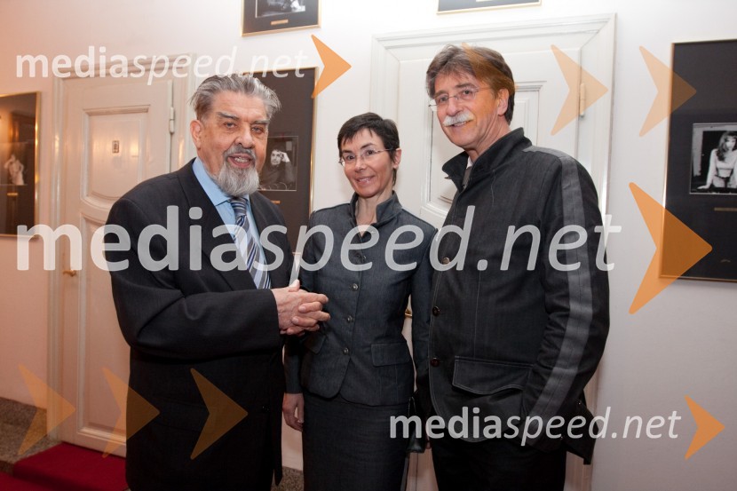Ciril Zlobec, literat, mag. Jožko Čuk, direktor Slovenskega narodnega gledališča (SNG) Nova Gorica in soproga dr. Jasna Čuk, zdravnicaPonudba in povpraševanje, premiera komedije v SNG Drama