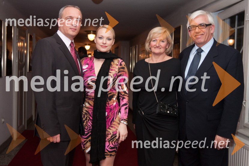 Damjan Damijanovič, direktor Slovenske filharmonije, soproga Sabina Cvilak, operna pevka, Aleks Štakul, nekdanji generalni direktor RTV Slovenija in soproga MartaPonudba in povpraševanje, premiera komedije v SNG Drama