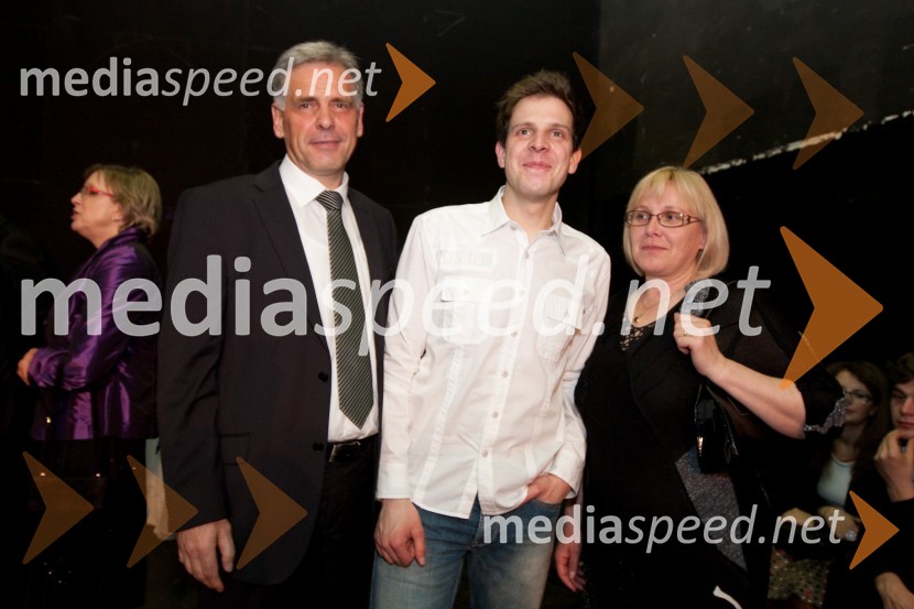 Aljaž Jovanović, igralec, oče Miro in mama JanaPonudba in povpraševanje, premiera komedije v SNG Drama