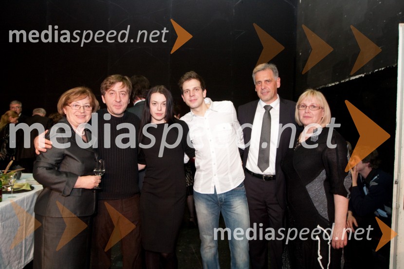 Gregor Baković, igralec z mamo, Nina Ivanišin, igralka, Aljaž Jovanović, igralec, oče Miro in mama JanaPonudba in povpraševanje, premiera komedije v SNG Drama