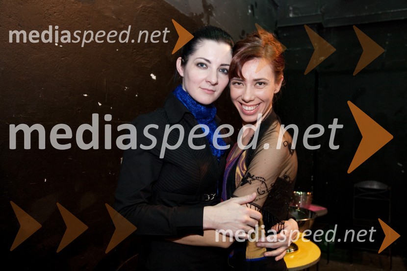 Lara Baruca, pevka in Alida Bevk, igralkaPonudba in povpraševanje, premiera komedije v SNG Drama
