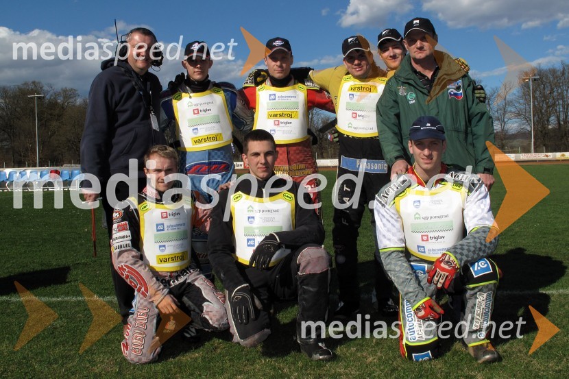 Slovenska ekipa in vodja ekipe Franci Kalin ter direktor dirke Igor KolenkoSpeedway, Pokalno ekipno prvenstvo, 2. dirka, Slovenija - Češka