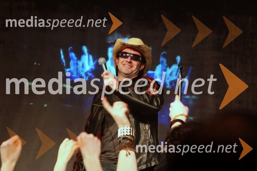 Stuart, pevec skupine ElevationSkupina Elevation, the U2 Experience, koncert