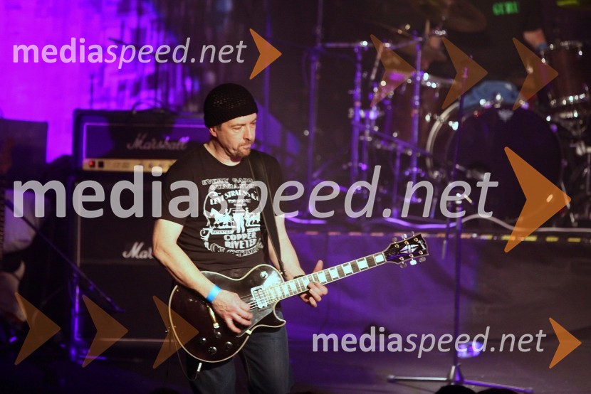 Alan, član skupine ElevationSkupina Elevation, the U2 Experience, koncert