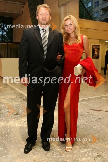 Erazem B. Pintar, podjetnik in kolumnist s spremljevalko DanieloAdam in Eva z napako