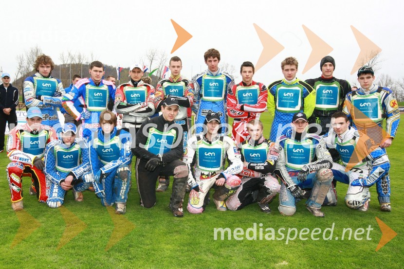 Skupinska fotografija voznikov na prvi dirki sezoneSpeedway, DP mladincev Slovenije, Hrvaške in Madžarske 2010, 1. dirka