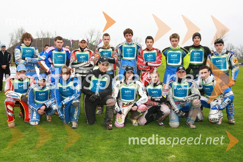 Skupinska fotografija voznikov na prvi dirki sezoneSpeedway, DP mladincev Slovenije, Hrvaške in Madžarske 2010, 1. dirka