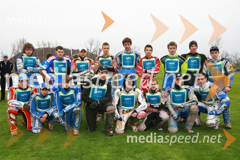 Skupinska fotografija voznikov na prvi dirki sezoneSpeedway, DP mladincev Slovenije, Hrvaške in Madžarske 2010, 1. dirka
