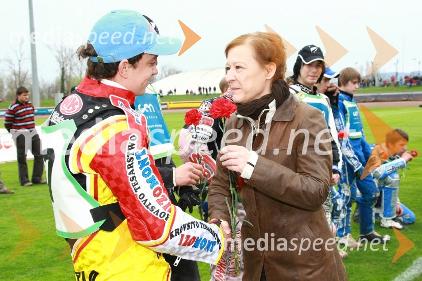 Matic Ivačič (AMD Krško) in Violeta Freeland, predsednica AMD KrškoSpeedway, DP mladincev Slovenije, Hrvaške in Madžarske 2010, 1. dirka