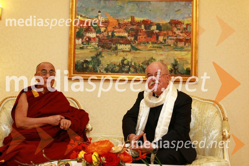 Njegova svetost, XIV. Dalajlama in Boštjan Žekš, minister za Slovence v zamejstvuNjegova svetost, XIV. Dalajlama, predavanje za povabljene goste Sočutje - umetnost sreče