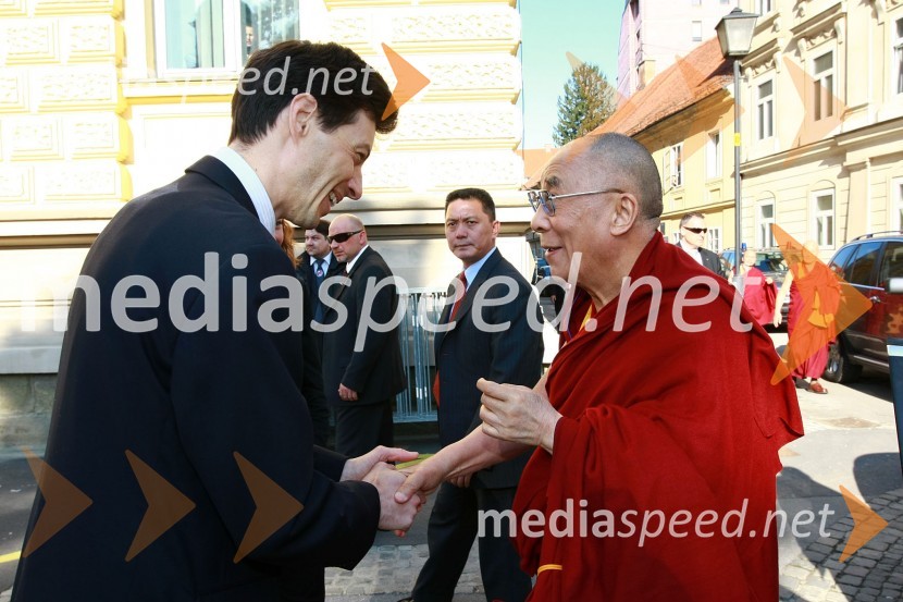 Prof. dr. Dejan Dinevski, predstavnik Univerze v Mariboru in Društva Joga v vsakdanjem življenju Maribor in Njegova svetost, XIV. DalajlamaNjegova svetost, XIV. Dalajlama, predavanje za povabljene goste Sočutje - umetnost sreče