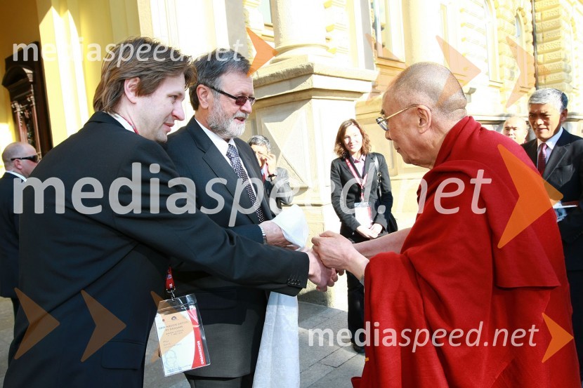 Mitja Kotnik, vodja kabineta rektorja Univerze v Mariboru, prof. dr. Ivan Rozman, rektor Univerze v Mariboru in Njegova svetost, XIV. Dalajlama  	Njegova svetost, XIV. Dalajlama, predavanje za povabljene goste Sočutje - umetnost sreče