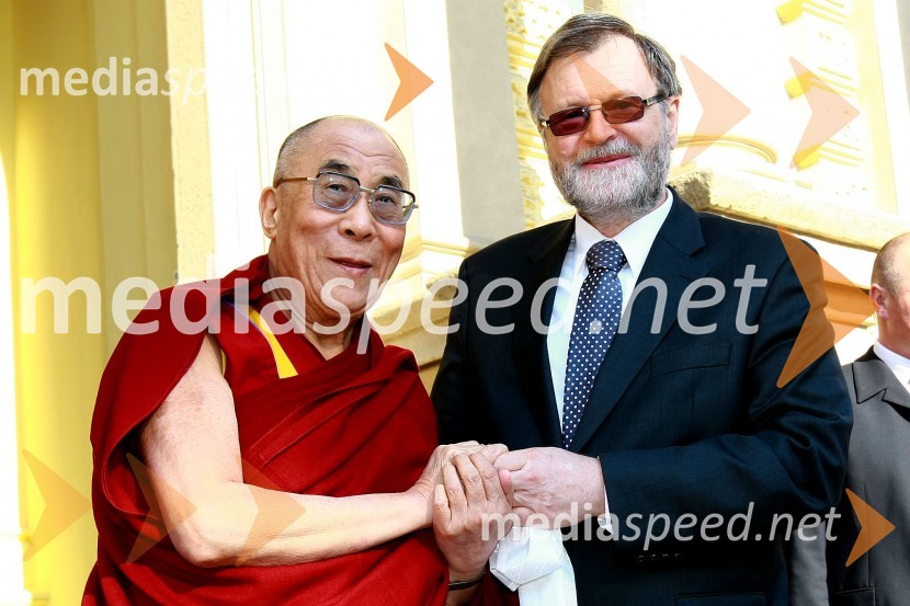 Njegova svetost, XIV. Dalajlama in prof. dr. Ivan Rozman, rektor Univerze v MariboruNjegova svetost, XIV. Dalajlama, predavanje za povabljene goste Sočutje - umetnost sreče