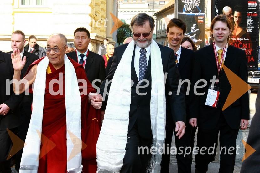 Njegova svetost, XIV. Dalajlama, prof. dr. Ivan Rozman, rektor Univerze v Mariboru, prof. dr. Dejan Dinevski, predstavnik Univerze v Mariboru in Društva Joga v vsakdanjem življenju Maribor in Mitja Kotnik, vodja kabineta rektorja Univerze v MariboruNjegova svetost, XIV. Dalajlama, predavanje za povabljene goste Sočutje - umetnost sreče