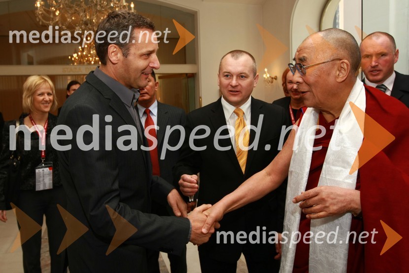 Danilo Rošker, direktor SNG Maribor, Franc Kangler, župan Mestne občine Maribor in Njegova svetost, XIV. DalajlamaNjegova svetost, XIV. Dalajlama, predavanje za povabljene goste Sočutje - umetnost sreče