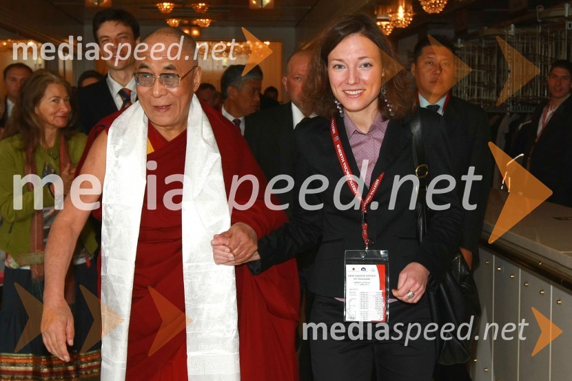 Njegova svetost, XIV. Dalajlama in mag. Karolina Bucka, vodja službe za mednarodno in meduniverzitetno sodelovanje Univerze v MariboruNjegova svetost, XIV. Dalajlama, predavanje za povabljene goste Sočutje - umetnost sreče