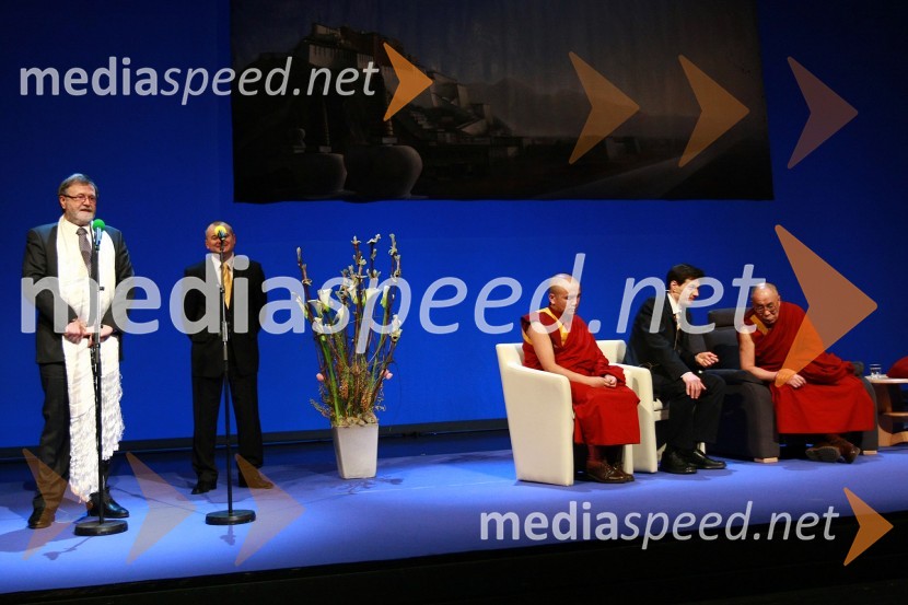 Prof. dr. Ivan Rozman, rektor Univerze v Mariboru, Franc Kangler, župan Mestne občine Maribor, ..., prof. dr. Dejan Dinevski, predstavnik Univerze v Mariboru in Društva Joga v vsakdanjem življenju Maribor in Njegova svetost, XIV. DalajlamaNjegova svetost, XIV. Dalajlama, predavanje za povabljene goste Sočutje - umetnost sreče