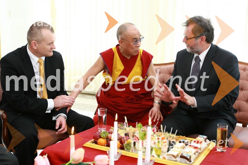 Franc Kangler, župan Mestne občine Maribor, Njegova svetost, XIV. Dalajlama in prof. dr. Ivan Rozman, rektor Univerze v MariboruNjegova svetost, XIV. Dalajlama, predavanje za povabljene goste Sočutje - umetnost sreče