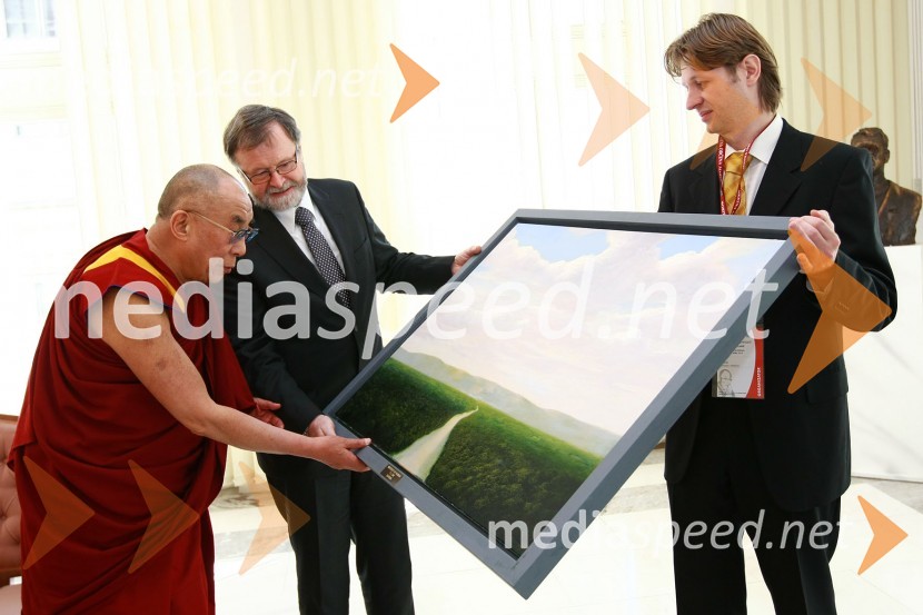 Njegova svetost, XIV. Dalajlama, prof. dr. Ivan Rozman, rektor Univerze v Mariboru in Mitja Kotnik, vodja kabineta rektorja Univerze v MariboruNjegova svetost, XIV. Dalajlama, predavanje za povabljene goste Sočutje - umetnost sreče