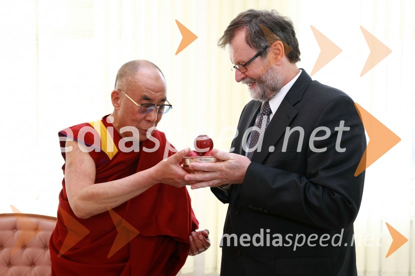 Njegova svetost, XIV. Dalajlama in prof. dr. Ivan Rozman, rektor Univerze v MariboruNjegova svetost, XIV. Dalajlama, predavanje za povabljene goste Sočutje - umetnost sreče