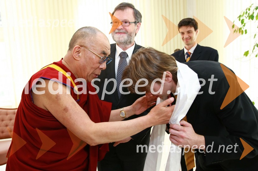 Njegova svetost, XIV. Dalajlama, prof. dr. Ivan Rozman, rektor Univerze v Mariboru in Mitja Kotnik, vodja kabineta rektorja Univerze v MariboruNjegova svetost, XIV. Dalajlama, predavanje za povabljene goste Sočutje - umetnost sreče