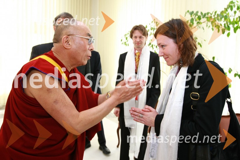 Njegova svetost, XIV. Dalajlama in mag. Karolina Bucka, vodja službe za mednarodno in meduniverzitetno sodelovanje Univerze v MariboruNjegova svetost, XIV. Dalajlama, predavanje za povabljene goste Sočutje - umetnost sreče