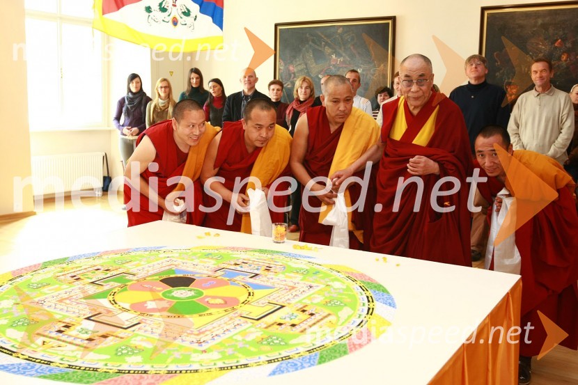 Njegova svetost, XIV. Dalajlama, tibetanski menihi in mandalaNjegova svetost, XIV. Dalajlama, predavanje za povabljene goste Sočutje - umetnost sreče