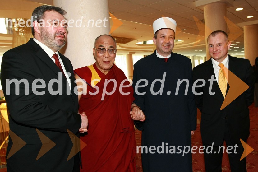 Ibrahim Malanović, mariborski imam, Njegova svetost, XIV. Dalajlama, mag. Nedžad Grabus, mufti in Franc Kangler, župan Mestne občine MariborNjegova svetost, XIV. Dalajlama, predavanje za povabljene goste Sočutje - umetnost sreče