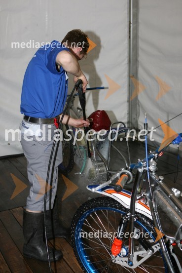 Aleš Kraljič (nekdanji voznik speedwaya, sedaj mehanik) Mateja ŽagarjaSPEEDWAY GRAND PRIX, VN Evrope 2006, trening