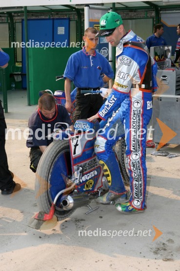 Tomazs Gollob (Poljska) pri ogrevanju motorjaSPEEDWAY GRAND PRIX, VN Evrope 2006, trening