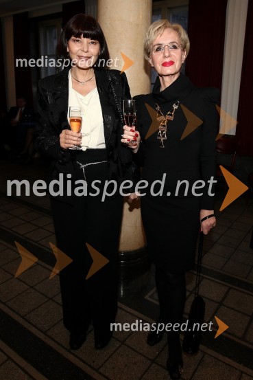 Nina Gazibara, nekdanja manekenka in Metka Premerl, slavistkaMojca Beseničar, predstavitev nove kolekcije