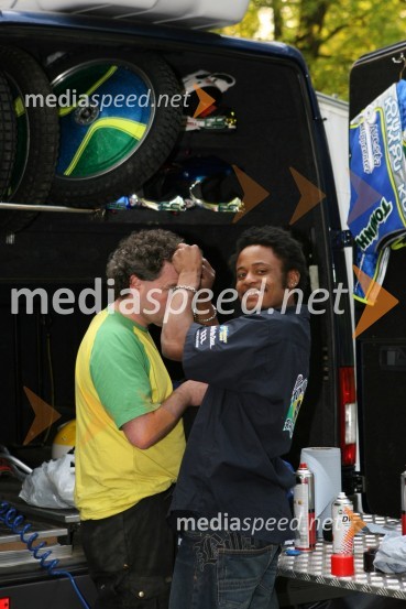 Antonio Lindback (Švedska) pri ustvarjanju frizure...SPEEDWAY GRAND PRIX, VN Evrope 2006, trening