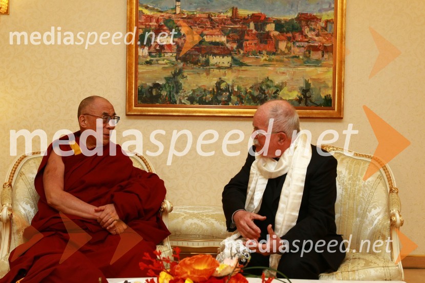Njegova svetost, XIV. Dalajlama in Boštjan Žekš, minister za Slovence v zamejstvuNjegova svetost, XIV. Dalajlama, predavanje za povabljene goste Sočutje - umetnost sreče