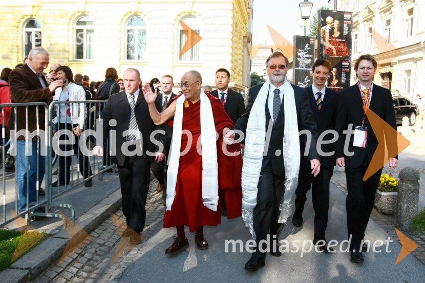 Njegova svetost, XIV. Dalajlama, prof. dr. Ivan Rozman, rektor Univerze v Mariboru, prof. dr. Dejan Dinevski, predstavnik Univerze v Mariboru in Društva Joga v vsakdanjem življenju Maribor in Mitja Kotnik, vodja kabineta rektorja Univerze v MariboruNjegova svetost, XIV. Dalajlama, predavanje za povabljene goste Sočutje - umetnost sreče