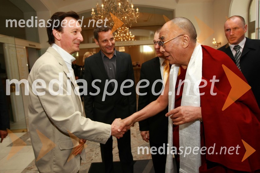 Vili Ravnjak, umetniški vodja Drame SNG Maribor in Njegova svetost, XIV. DalajlamaNjegova svetost, XIV. Dalajlama, predavanje za povabljene goste Sočutje - umetnost sreče