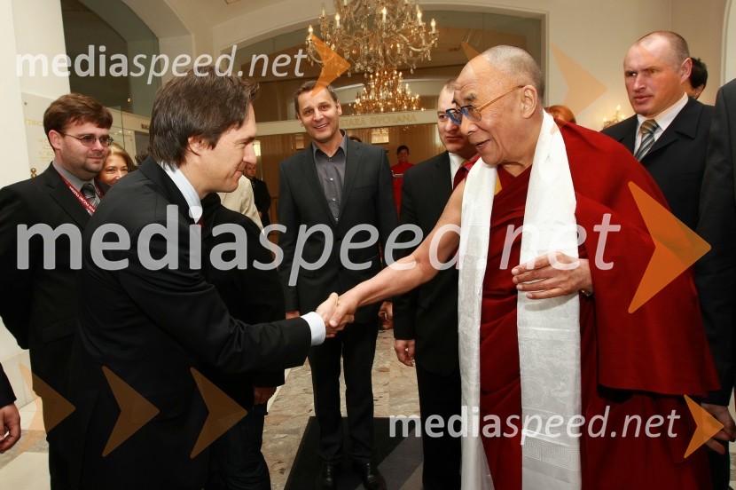 Roman Rep, namestnik direktorja podjetja Delo Revije d.d. ter Njegova svetost, XIV. DalajlamaNjegova svetost, XIV. Dalajlama, predavanje za povabljene goste Sočutje - umetnost sreče