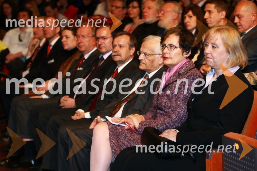 Prof. dr. Radovan Stanislav Pejovnik, rektor univerze v Ljubljani, dr. Jože Trontelj, predsednik SAZU (Slovenska akademija znanosti in umetnosti), Zdenka Čebašek Travnik, varuhinja človekovih pravic in dr. Janja Črčinovič Rozman, soproga Ivana RozmanaNjegova svetost, XIV. Dalajlama, predavanje za povabljene goste Sočutje - umetnost sreče
