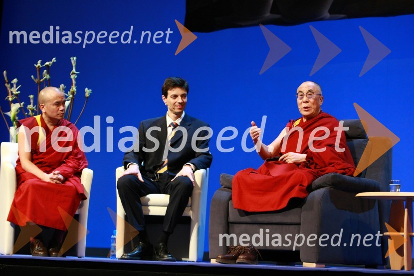 ..., prof. dr. Dejan Dinevski, predstavnik Univerze v Mariboru in Društva Joga v vsakdanjem življenju Maribor in Njegova svetost, XIV. DalajlamaNjegova svetost, XIV. Dalajlama, predavanje za povabljene goste Sočutje - umetnost sreče