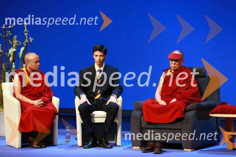 ..., prof. dr. Dejan Dinevski, predstavnik Univerze v Mariboru in Društva Joga v vsakdanjem življenju Maribor in Njegova svetost, XIV. DalajlamaNjegova svetost, XIV. Dalajlama, predavanje za povabljene goste Sočutje - umetnost sreče