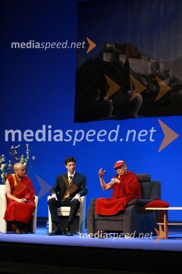 ..., prof. dr. Dejan Dinevski, predstavnik Univerze v Mariboru in Društva Joga v vsakdanjem življenju Maribor in Njegova svetost, XIV. DalajlamaNjegova svetost, XIV. Dalajlama, predavanje za povabljene goste Sočutje - umetnost sreče
