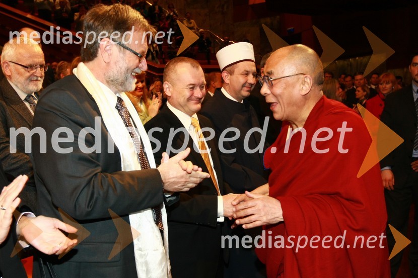 Prof. dr. Ivan Rozman, rektor Univerze v Mariboru, Franc Kangler, župan Mestne občine Maribor in Njegova svetost, XIV. DalajlamaNjegova svetost, XIV. Dalajlama, predavanje za povabljene goste Sočutje - umetnost sreče