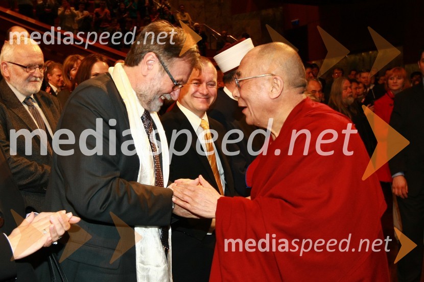 Prof. dr. Ivan Rozman, rektor Univerze v Mariboru, Franc Kangler, župan Mestne občine Maribor in Njegova svetost, XIV. DalajlamaNjegova svetost, XIV. Dalajlama, predavanje za povabljene goste Sočutje - umetnost sreče