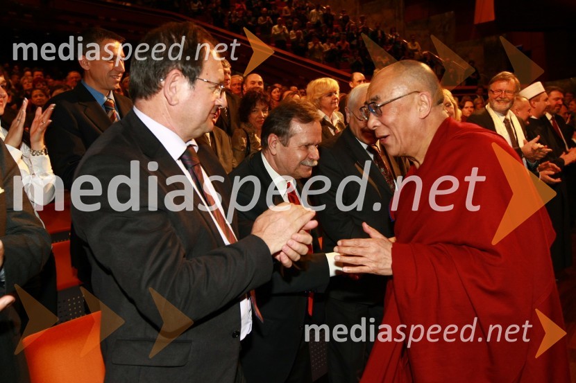 Prof. dr. Rado Bohinc, rektor Univerze na Primorskem, prof. dr. Radovan Stanislav Pejovnik, rektor univerze v Ljubljani in Njegova svetost, XIV. DalajlamaNjegova svetost, XIV. Dalajlama, predavanje za povabljene goste Sočutje - umetnost sreče