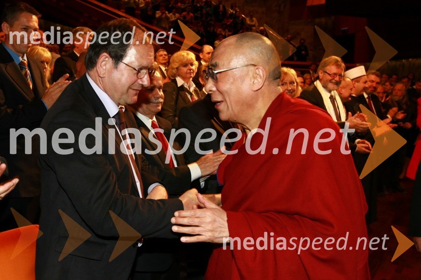 Prof. dr. Rado Bohinc, rektor Univerze na Primorskem in Njegova svetost, XIV. DalajlamaNjegova svetost, XIV. Dalajlama, predavanje za povabljene goste Sočutje - umetnost sreče