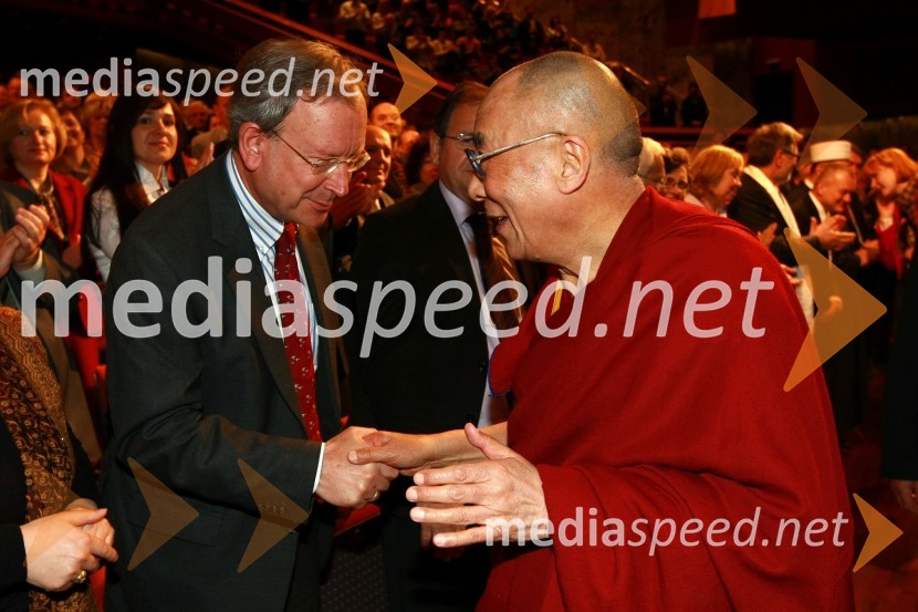 Dr. Erwin Kubesch, avstrijski veleposlanik v Sloveniji in Njegova svetost, XIV. DalajlamaNjegova svetost, XIV. Dalajlama, predavanje za povabljene goste Sočutje - umetnost sreče