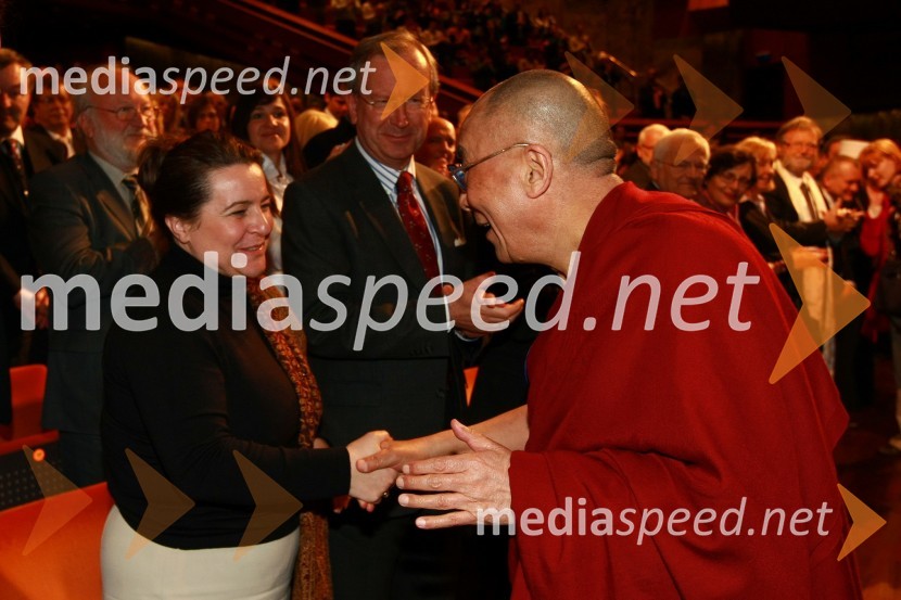 Karin Hojker, dr. Erwin Kubesch, avstrijski veleposlanik v Sloveniji in Njegova svetost, XIV. DalajlamaNjegova svetost, XIV. Dalajlama, predavanje za povabljene goste Sočutje - umetnost sreče