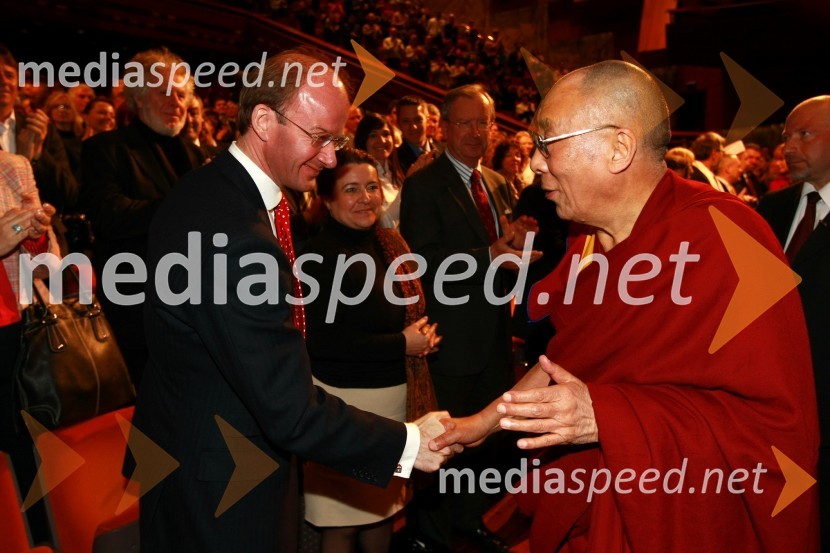 Andrew Page, veleposlanik Velike Britanije in Njegova svetost, XIV. DalajlamaNjegova svetost, XIV. Dalajlama, predavanje za povabljene goste Sočutje - umetnost sreče