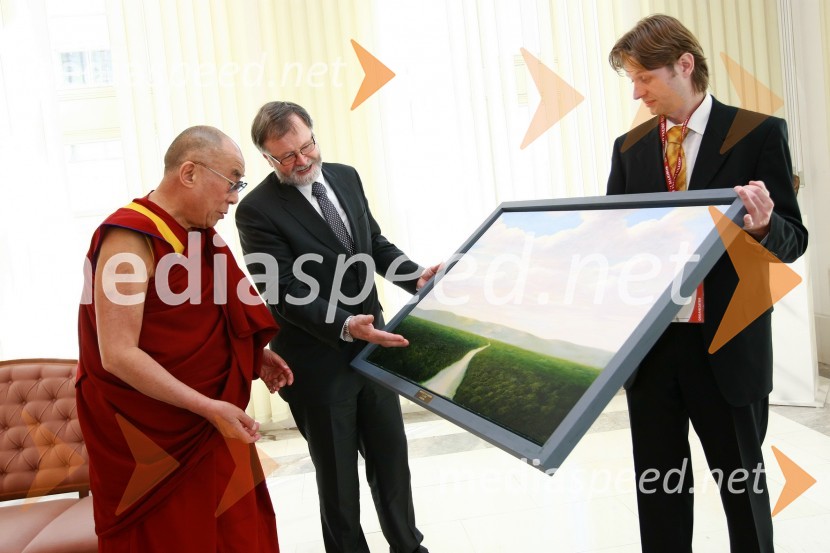 Njegova svetost, XIV. Dalajlama, prof. dr. Ivan Rozman, rektor Univerze v Mariboru in Mitja Kotnik, vodja kabineta rektorja Univerze v Mariboru  	 
Njegova svetost, XIV. Dalajlama, predavanje za povabljene goste Sočutje - umetnost sreče